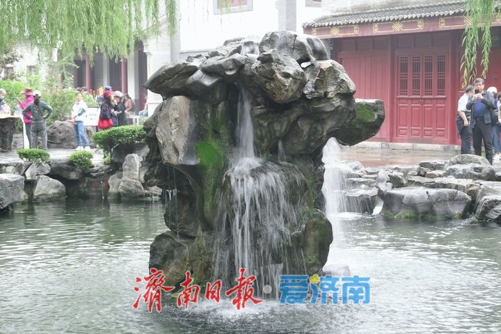 泉水欢歌迎国庆假期收官，“月牙飞瀑”引游客叹为观止