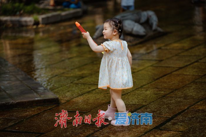 一年四季 泉在济南丨五龙潭变身“天然水空调” ，孩子们亲泉戏水尽享清凉