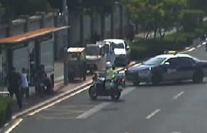 电警监控联动路面巡逻 交警整治医院门口出租车“躲猫猫”违停