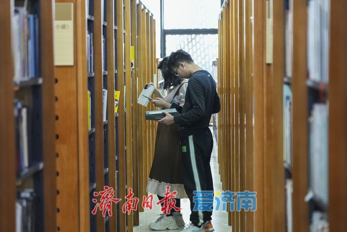 周末阅读“不打烊”，图书馆里书香浓