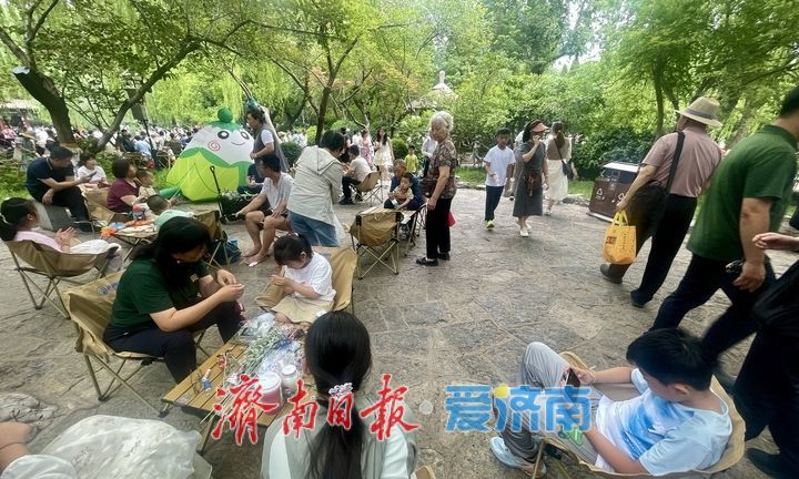 小长假首日 五龙潭公园端午市集热闹非凡