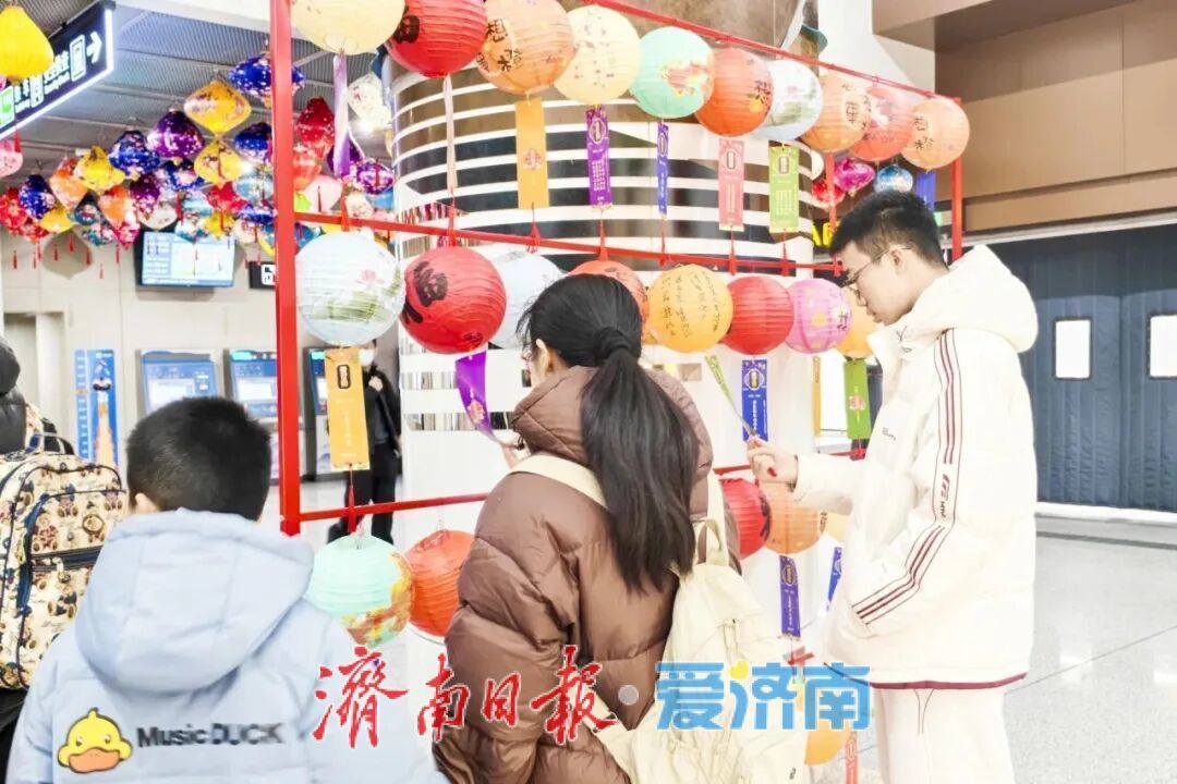 猜灯谜、看舞狮、闹元宵……济南地铁站里节味儿浓