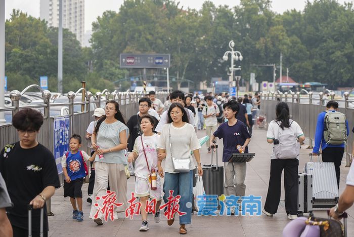 开学季撞上返程潮，济南火车站成“学生主场”