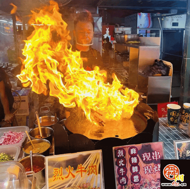 鲁A揭幕战场地解锁！来看环联夜市“美食+美食”究竟有多香！