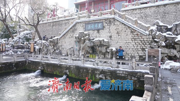 雪霁泉城披银纱，护城河畔如诗画