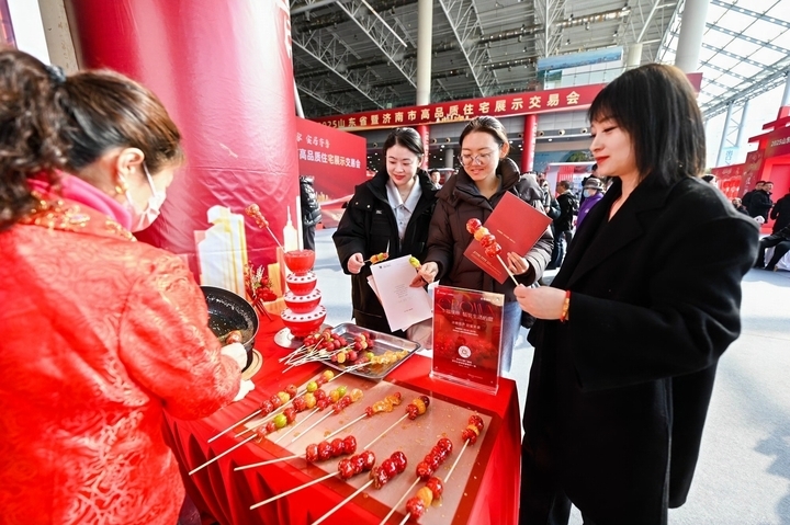 糖葫芦DIY、哪吒cosplay互动……热闹逛房展会，好玩有趣还实惠