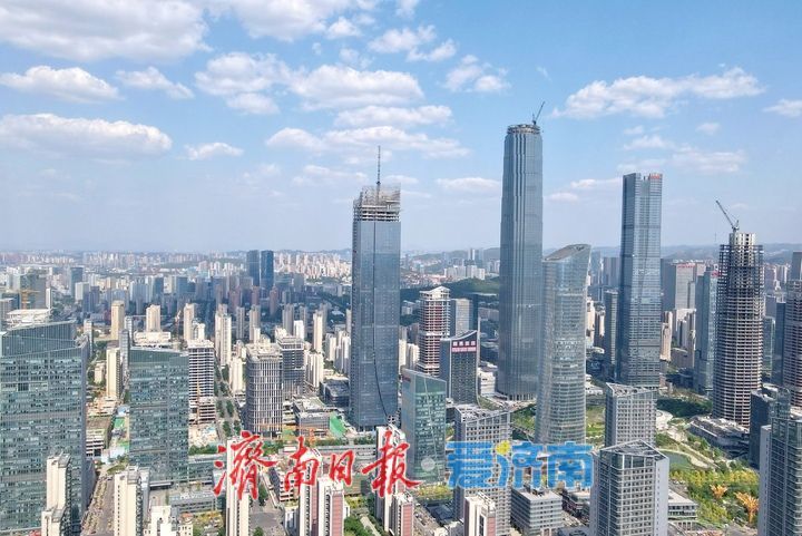 一年四季 泉在济南丨蓝天白云为伴，济南最美天际线亮眼