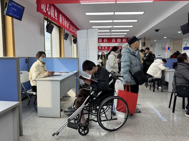 “AI直播带岗”“刷脸求职”受热捧 2025年春风行动暨全省残疾人专场招聘会在济南举办