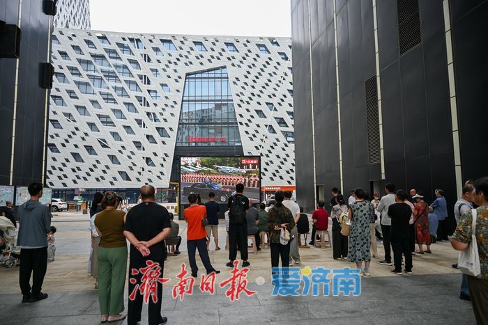 济南市三馆过道屏幕直播阅兵 群众驻足共缅历史