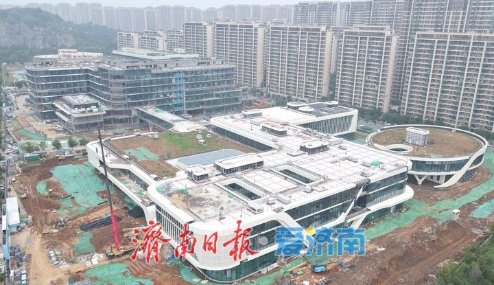 济南华山片区首座智慧化综合医院幕墙施工进入收尾阶段