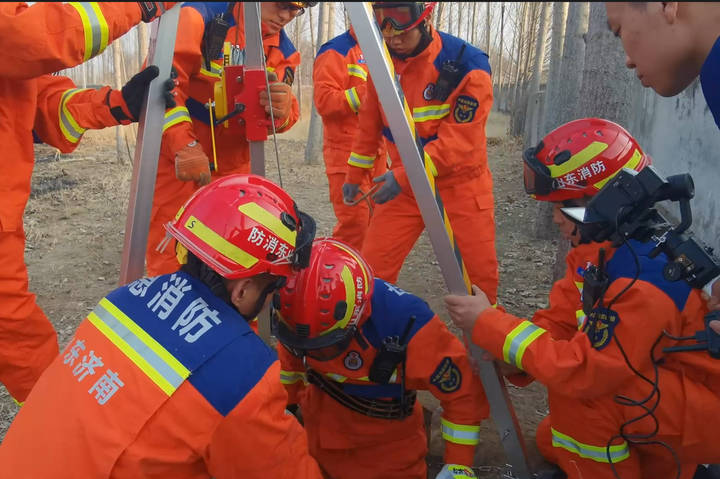 七旬老人被困深井20个小时  济南消防成功救援