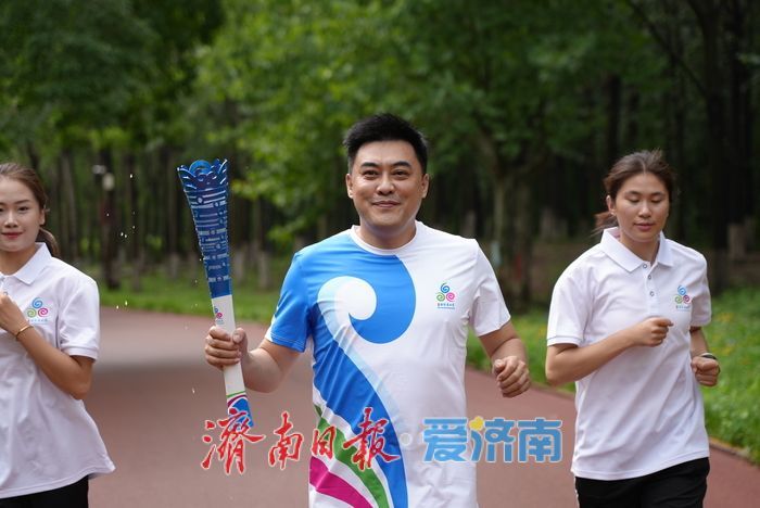 袈裟泉涌千年韵！2025济南国际泉水节“泉炬”传递活动走进长清区