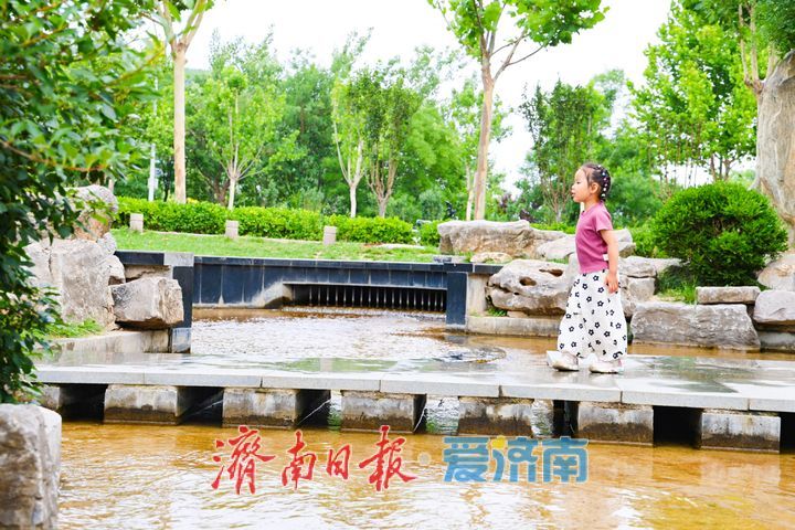 夏日寻凉趣戏水 龙鼎滨湖公园掀起夏日亲水热潮