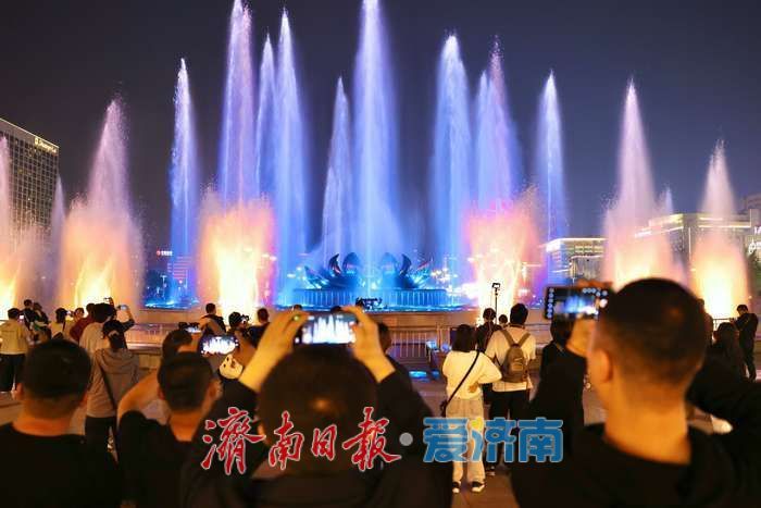 泉城广场荷花音乐喷泉焕新升级：“智慧大脑”加持，16只“旋转盘龙”惊艳亮相