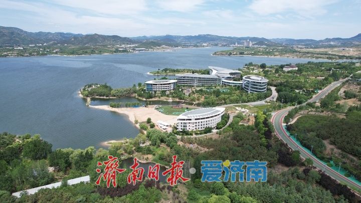 雪野湖夏日湖光映碧天 市民游客乐享清凉时光