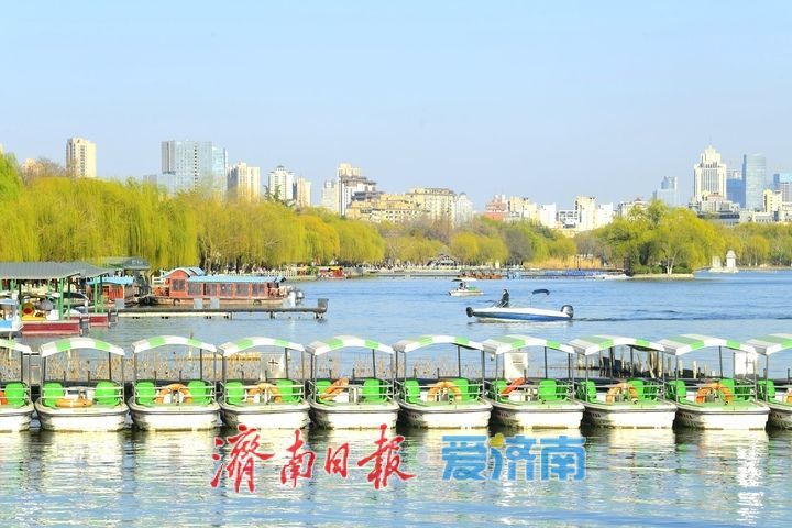 天朗气清春日美，半城湖色映泉城