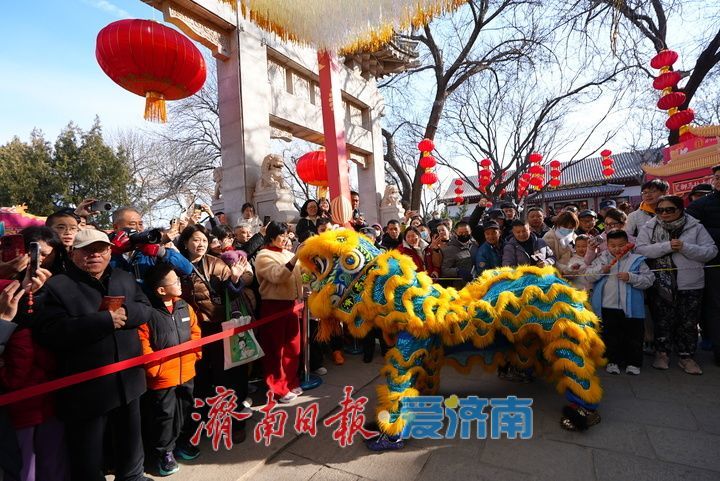 “泉”在济南过大年｜登高祈福 骏马迎春 济南千佛山新春游园会人气爆棚