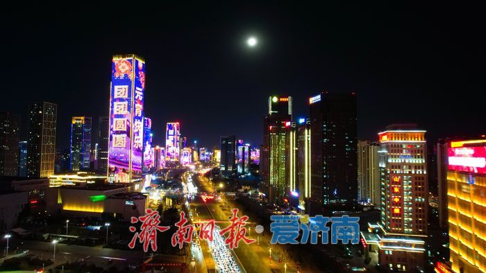济南经十路楼体灯光秀，元宵节里的梦幻光影诗章