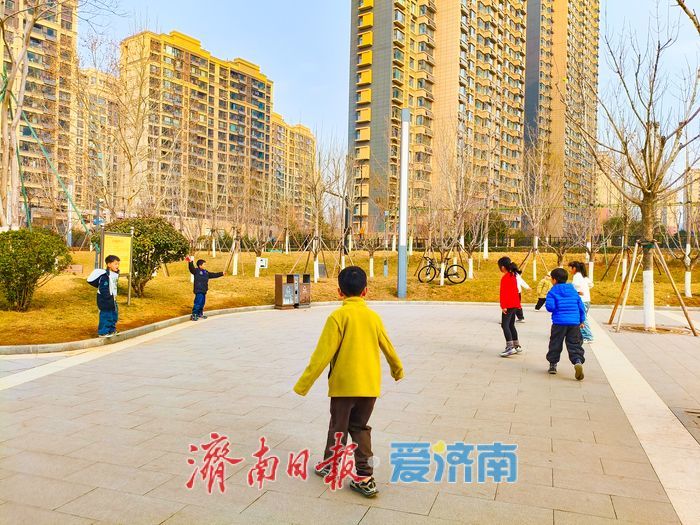 一年四季 泉在济南丨暖阳漫洒正丰路公园 市民乐享冬日午后闲情