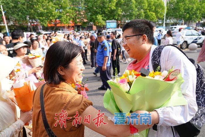 2025夏季高考顺利结束 家长手捧花束送祝福