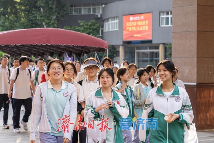 中考第二天结束，济南一中考点氛围暖意融融