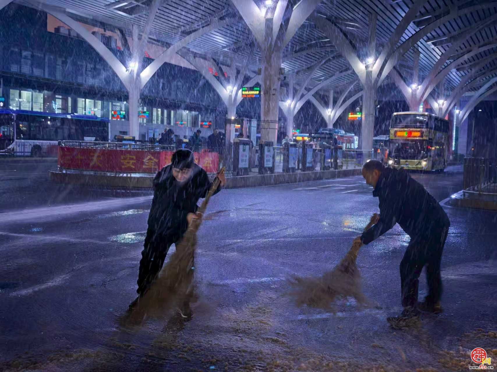 雪情即命令！济南西站公交枢纽应急突击队全力扫雪保通行