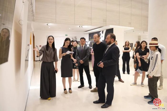 以水墨为桥 促文明互鉴｜“墨问未来”AI时代中国水墨艺术作品国际巡展首站落地塞尔维亚