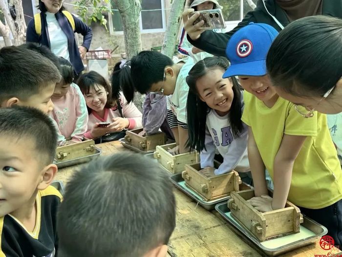 “春日‘研’途拾趣，农场躬耕成长” 历下区龙鼎实验学校一年级三班开展劳动实践研学活动