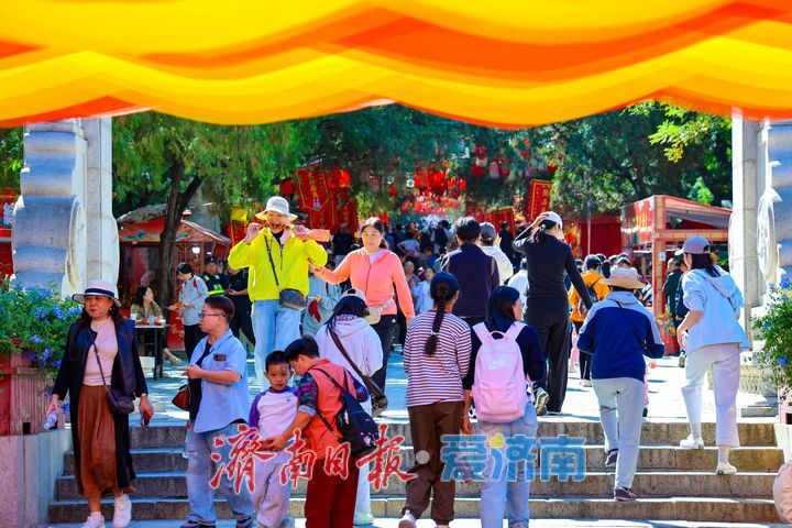 登高贺华诞 千佛山游园会点燃泉城假期热情