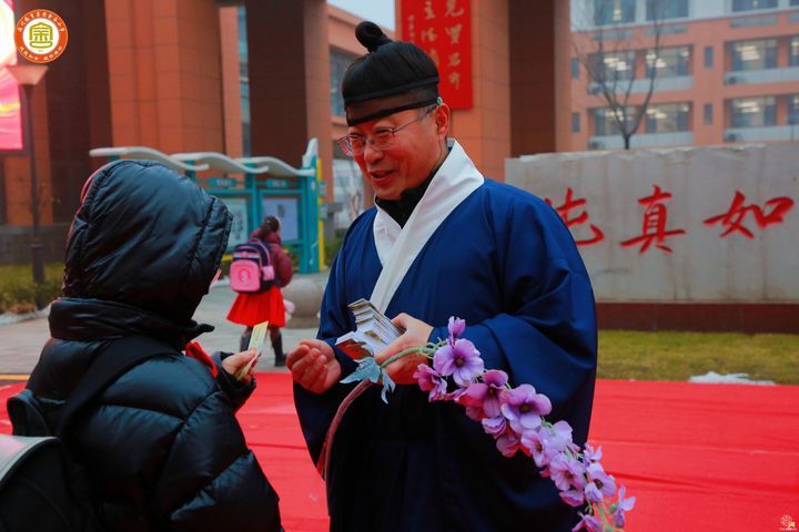 刷屏！金谷小学的开学迎新，送给学生 3 颗成长的种子