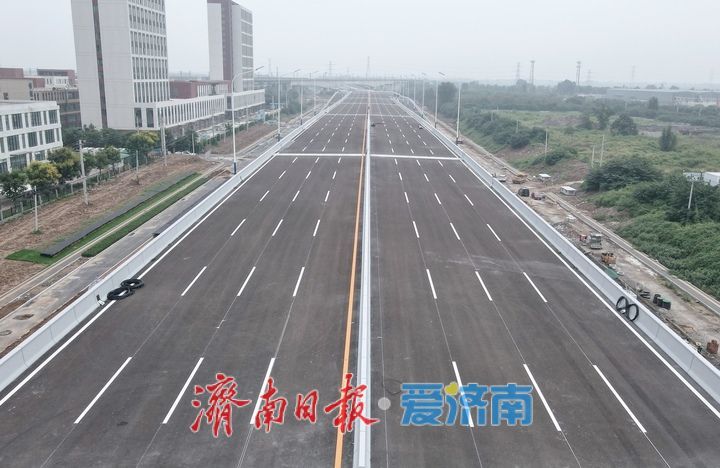 工业北路快速路东延项目 高架段开始施划交通标识线