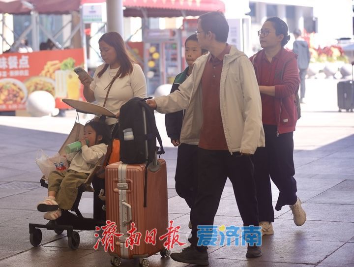 国庆假期尾声，济南火车站广场归客如织