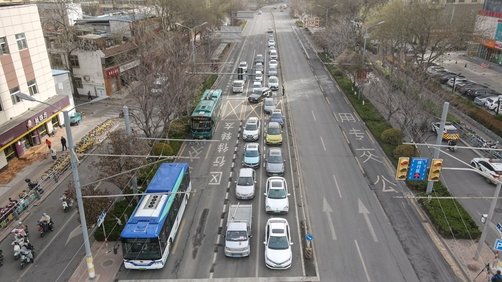 济南市启用首条内嵌式左转车道 经七纬十二路口左转车辆通行能力大幅提升