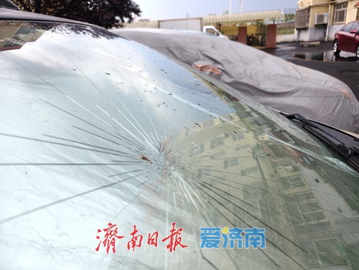 昨日济南市莱芜区突降冰雹 部分小区车辆受损