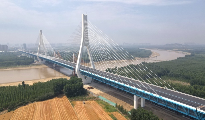 项目强省会丨G104京岚线济南黄河公路大桥桥面沥青摊铺全面启动