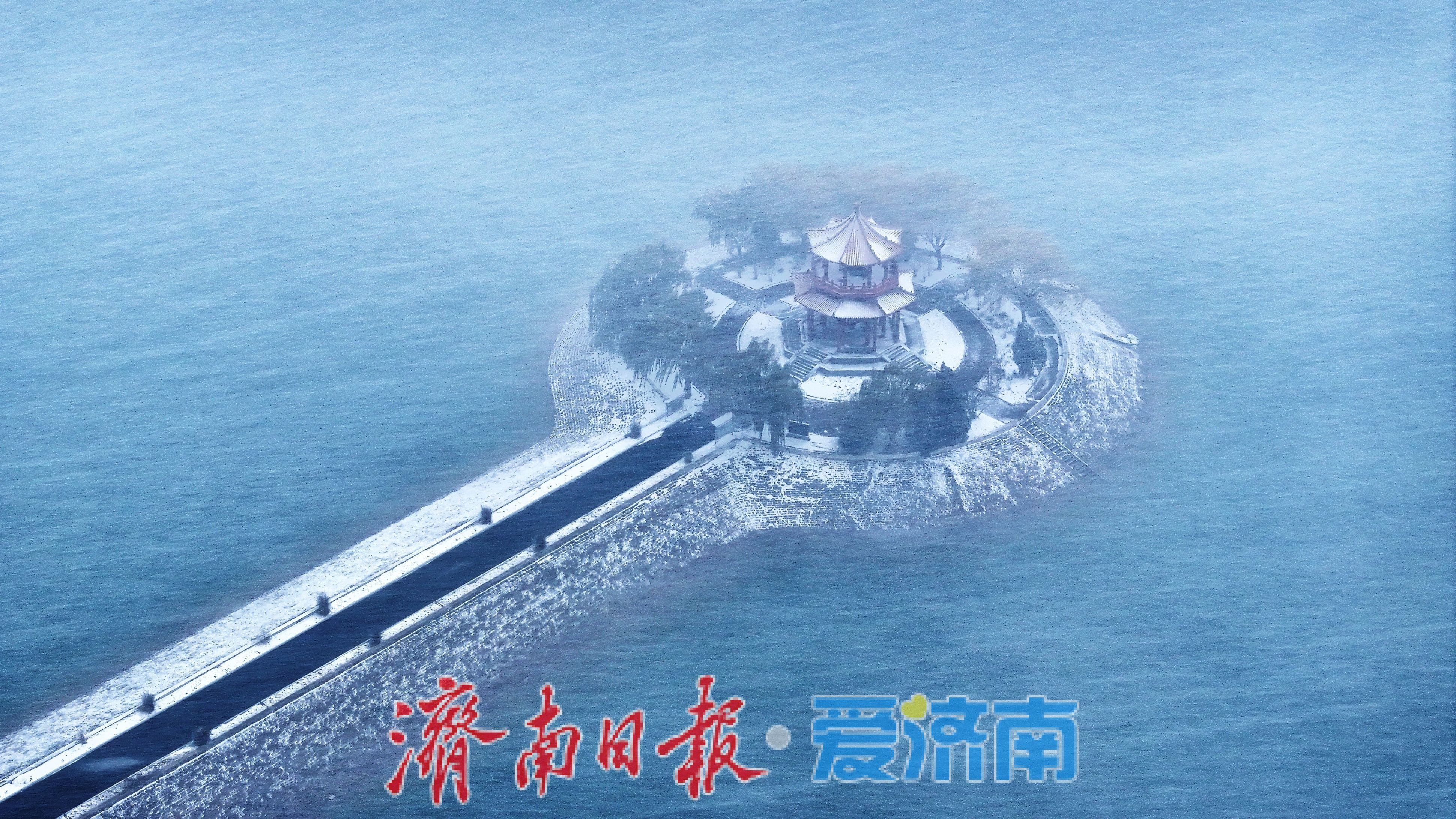 济南2025年首场雪降临 玉清湖“栈桥”变琼楼玉宇