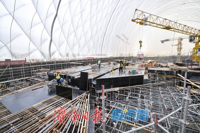 洪楼1905项目基坑气膜内日夜抢工