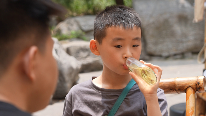 绝配！快来趵突泉畔赏景 品“泉水大碗茶”