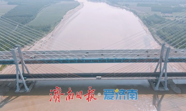 项目强省会｜济南黄河大桥老桥中间两车道沥青摊铺完成，预计本月底结束第二阶段施工