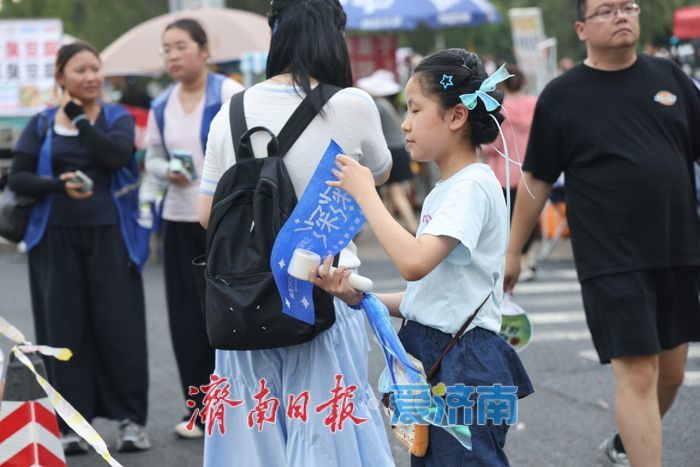 演唱会带热应援妆造！奥体周边编发摊位人气火爆