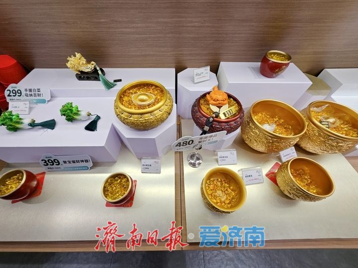 市民打卡上新街非遗铜雕店 百年老街再添文旅新亮点