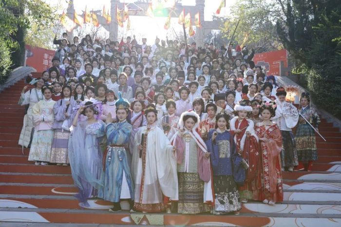 济南第六届汉服文化嘉年华启幕，身着正规汉服可免票登千佛山