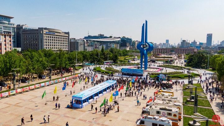 山东省暨济南市防空警报试鸣暨“金盾-2024”人民防空紧急疏散演练成功举行