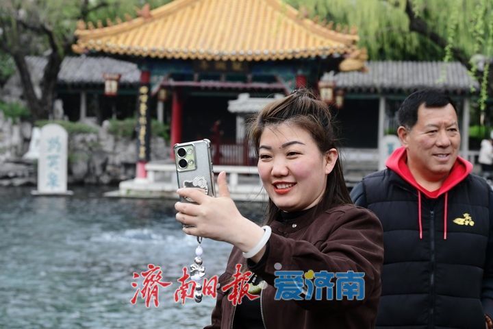 春雨润泉城花开俏争春，趵突泉畔宛如画卷引客来