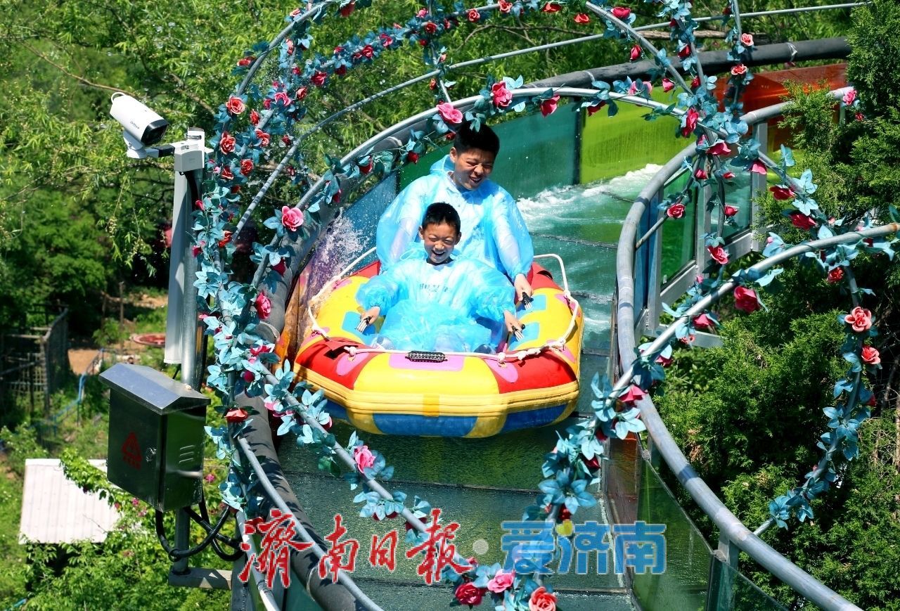 @爸爸们 父亲节当天免费游红叶谷，女性亲属还有半价优惠呦！