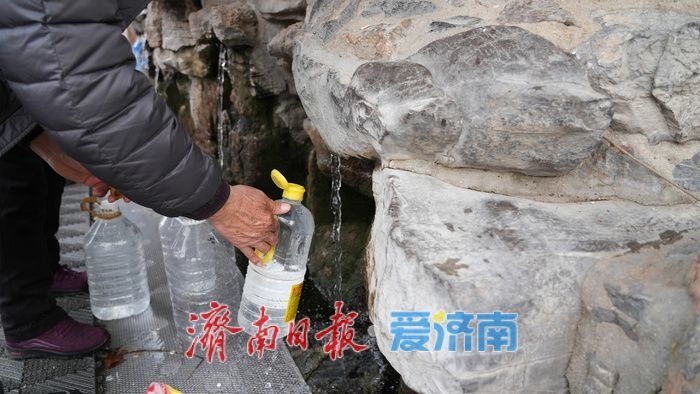 泉水畅流，济南市民打泉水热情高涨