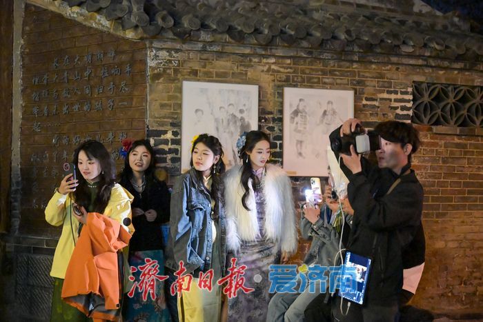 起凤桥春夜人气不减 成夜间拍照打卡热点