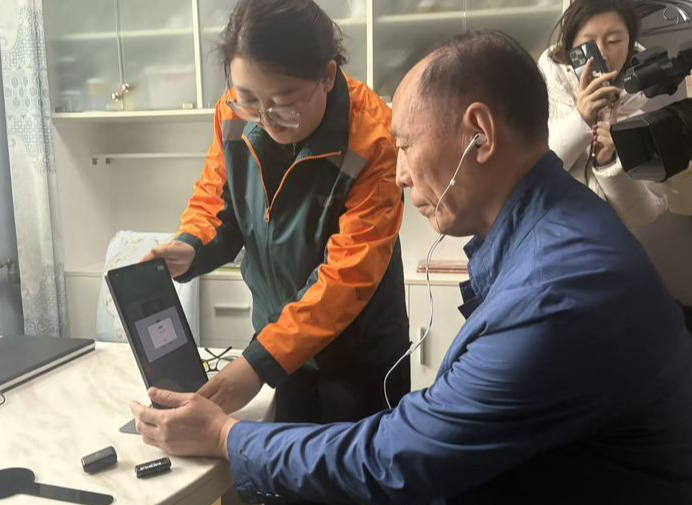 济南七旬老人足不出户办理驾驶证体检换证业务——济南推出体检换证“登门帮办”
