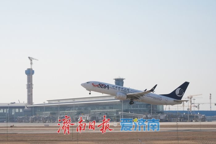 寻一个最美角度与飞机同框，市民“追机”热情高涨