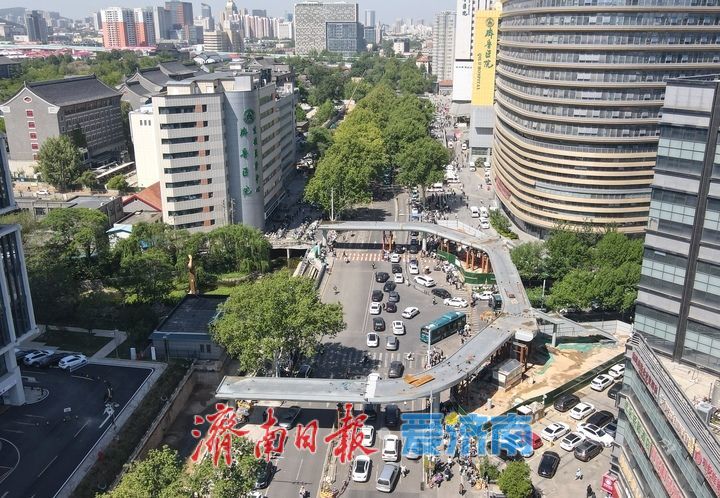 项目强省会｜济南首座倒“凹”字型过街天桥钢结构主体合龙